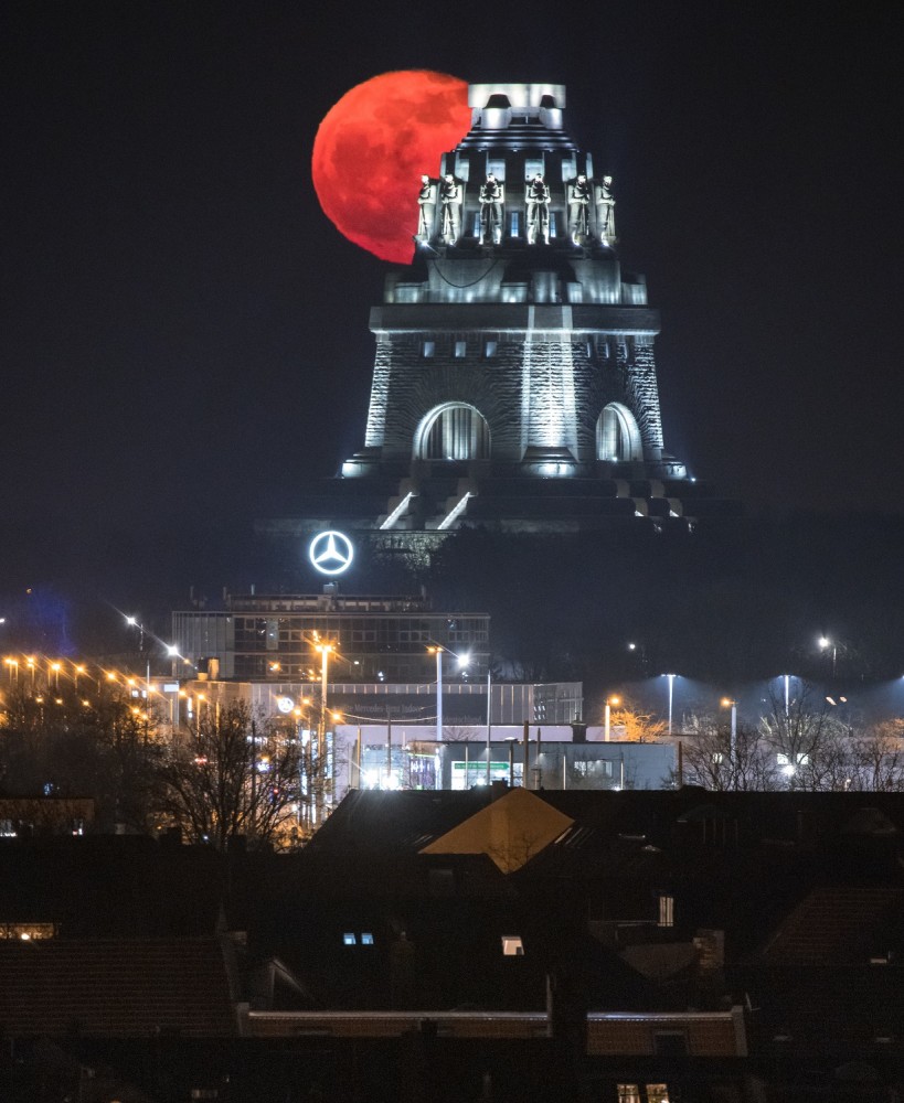 Mondaufgang am Völkerschlachtdenkmal